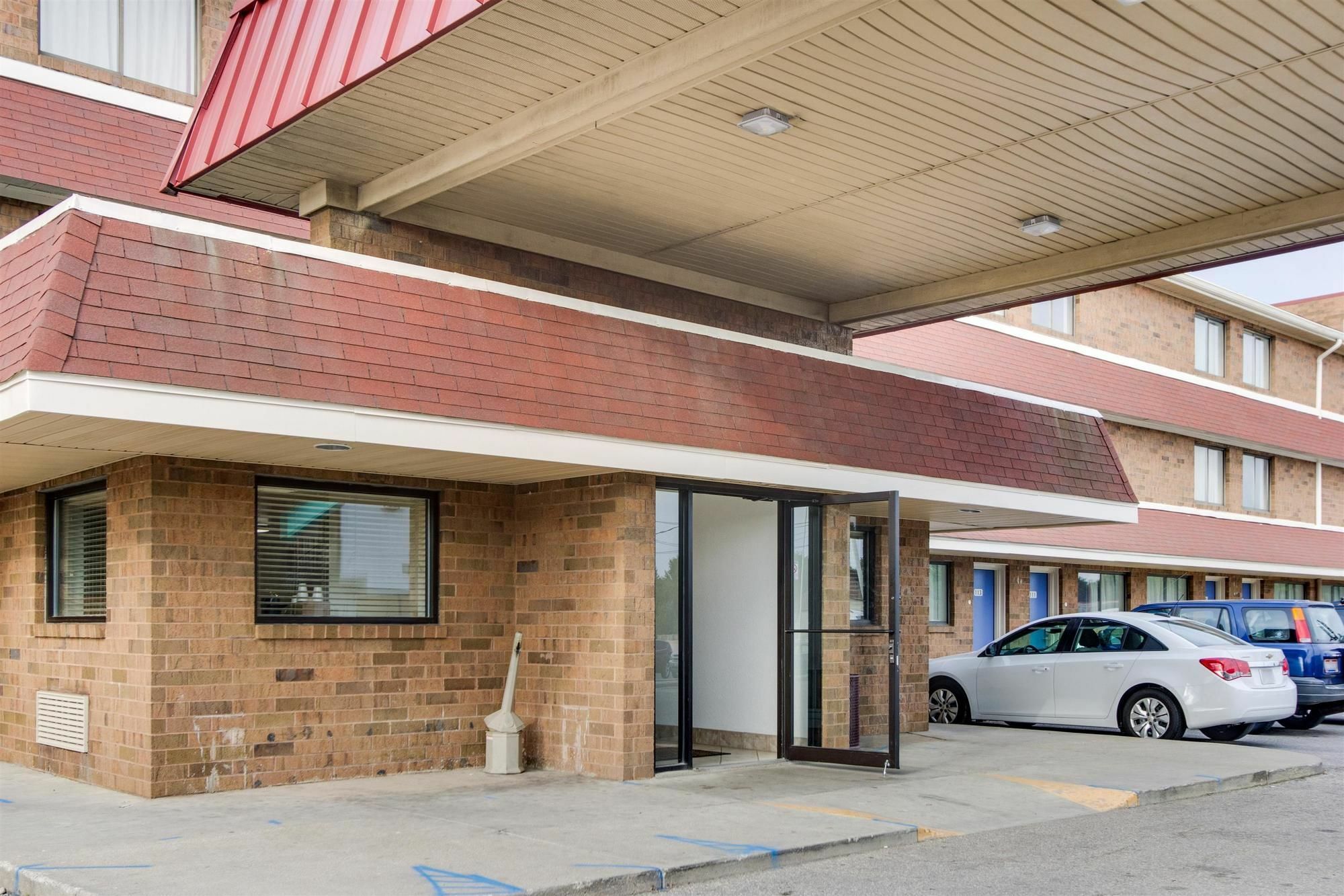 Red Roof Plus+ Columbus - Hotel Worthington